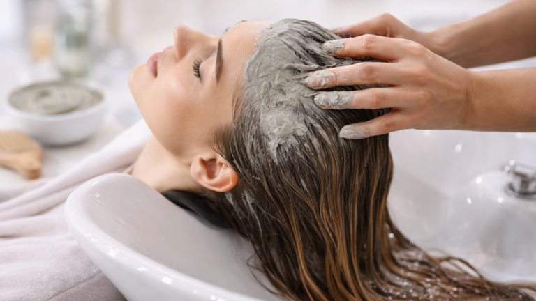 Detox capilar com argila ganha espaço: veja como limpar o couro cabeludo e recuperar o brilho dos fios