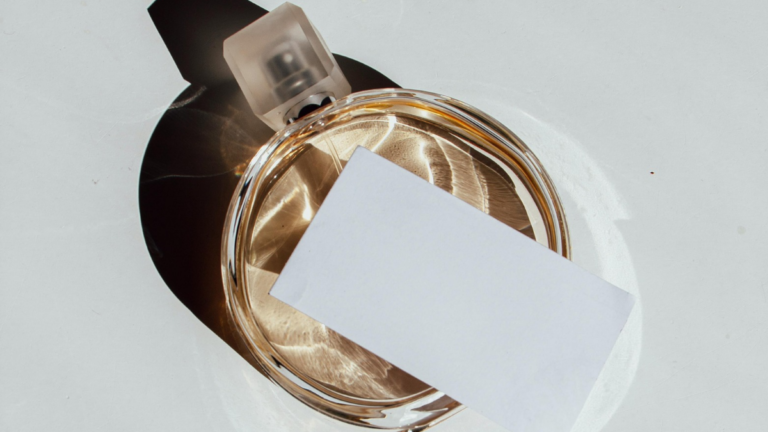 Perfumes intensos ganham espaço nos escritórios; veja como usar sem incomodar colegas