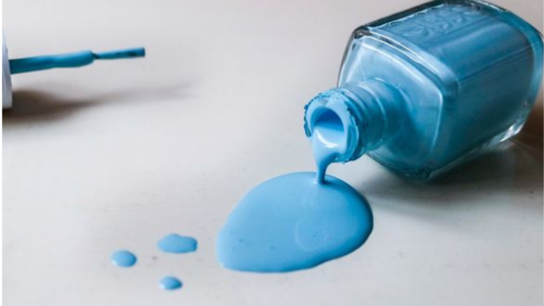 Como Tirar Mancha de Esmalte da Roupa: 9 Métodos Simples que Funcionam