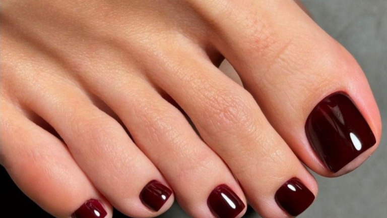 Cinco esmaltes para os pés que entregam elegância instantânea sem fugir do clássico