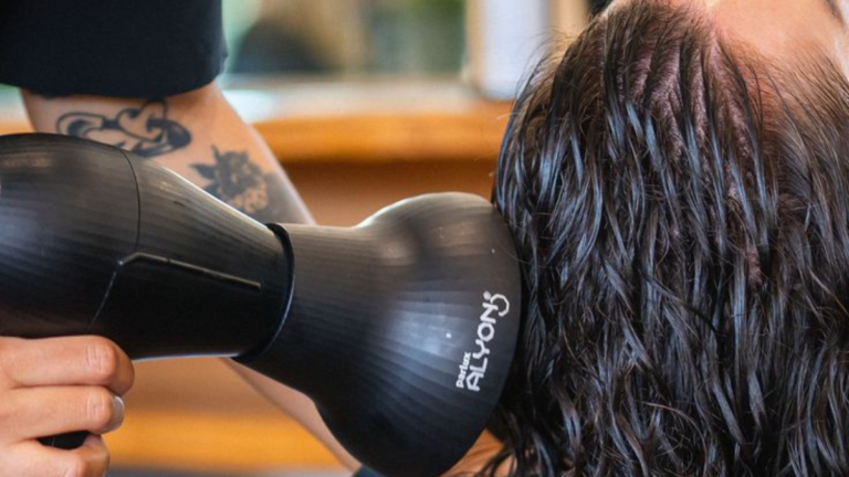 Escovar o cabelo molhado aumenta risco de quebra e frizz duradouro, alertam especialistas