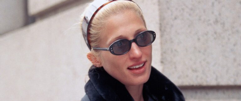 Elegância silenciosa de Carolyn Bessette impulsiona volta do minimalismo dos anos 90 na beleza de 2026