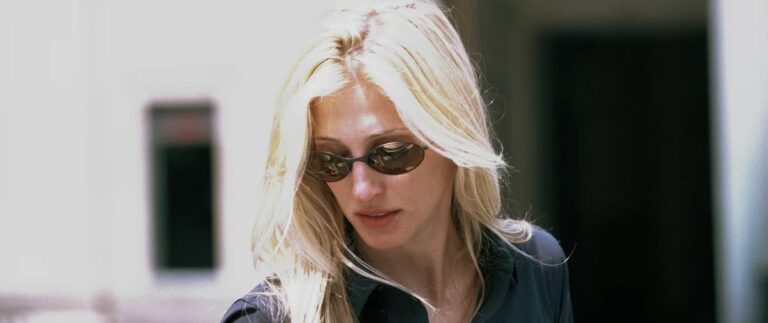 Loiro manteiga renasce: tom usado por Carolyn Bessette nos anos 1990 vira aposta de elegância para 2026