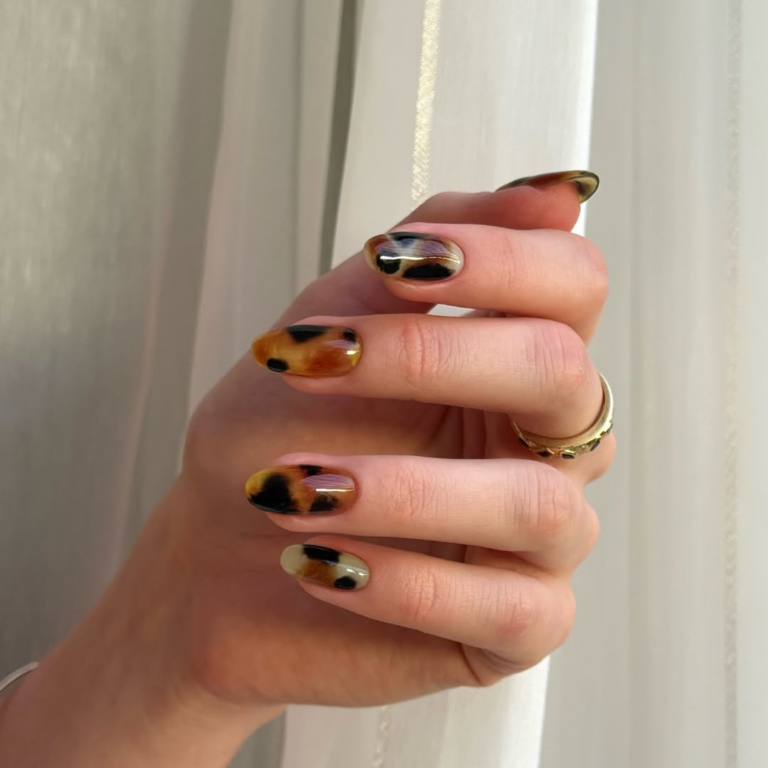 Tendência nas manicures: 7 maneiras de adotar a unha marrom decorada em qualquer estação - Imagem do artigo original