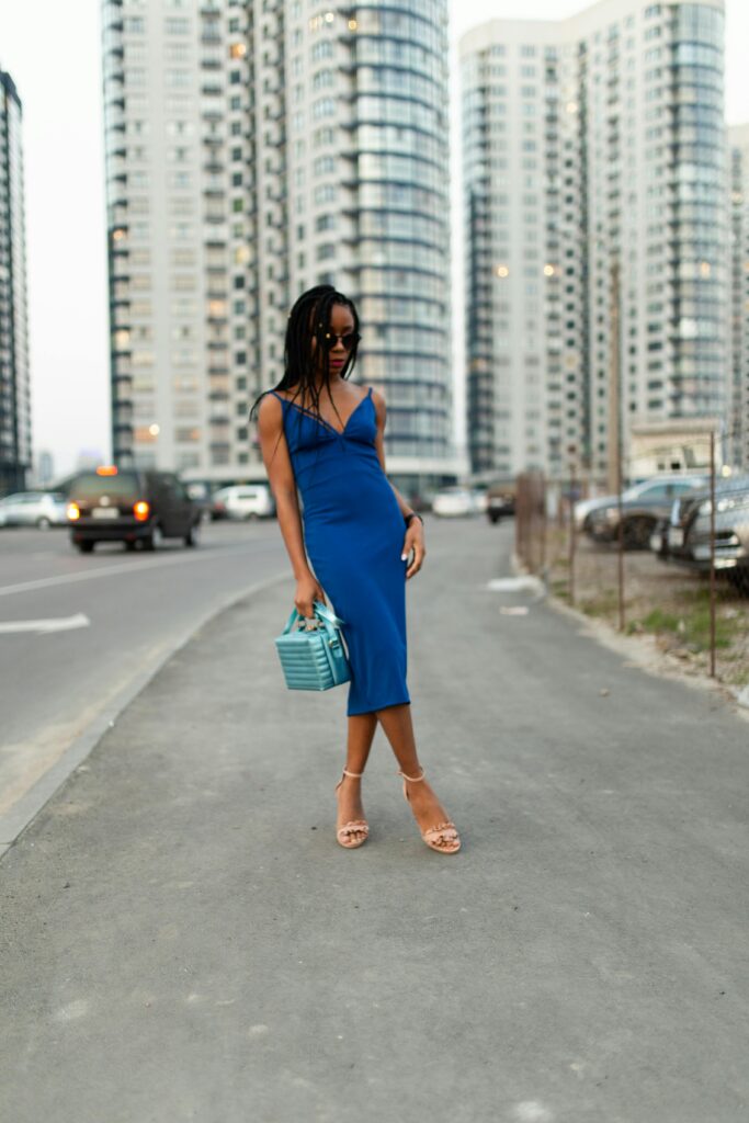 combinação de vestido azul com sapato nude elegante