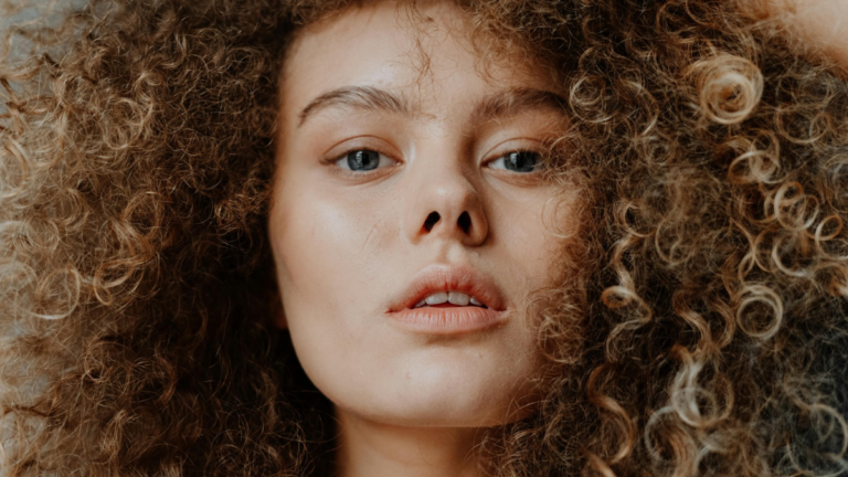 cuidados essenciais apontados por especialistas para manter cabelos cacheados