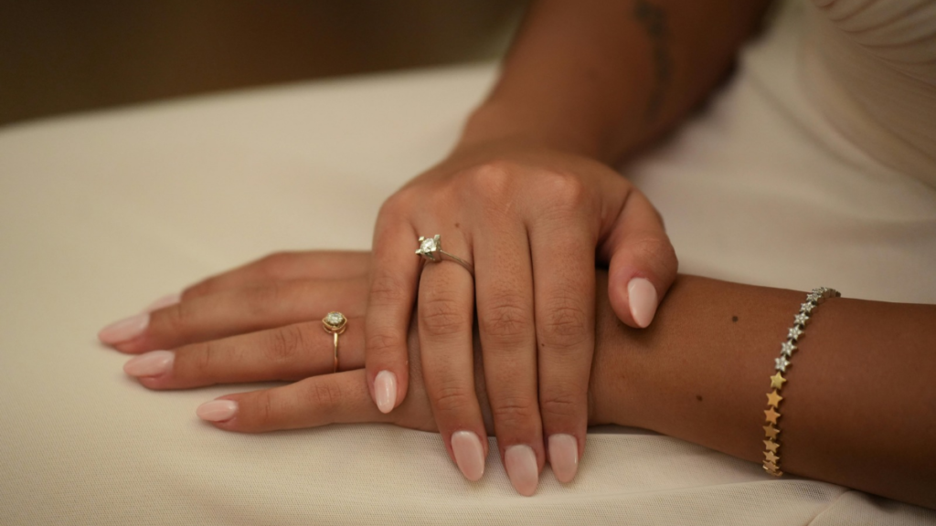 tonalidades de esmalte que garantem elegância e praticidade para as unhas