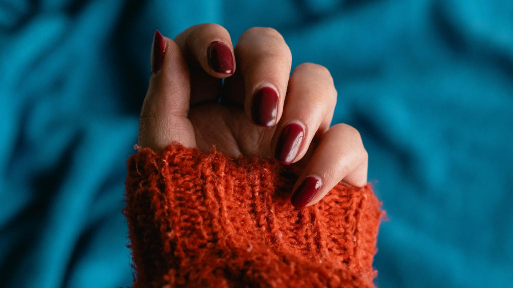 Vermelho-cereja domina as manicures e promete elegância instantânea às unhas