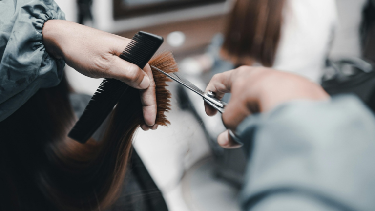 Corte a seco conquista salões e promete fios leves, naturais e cheios de movimento