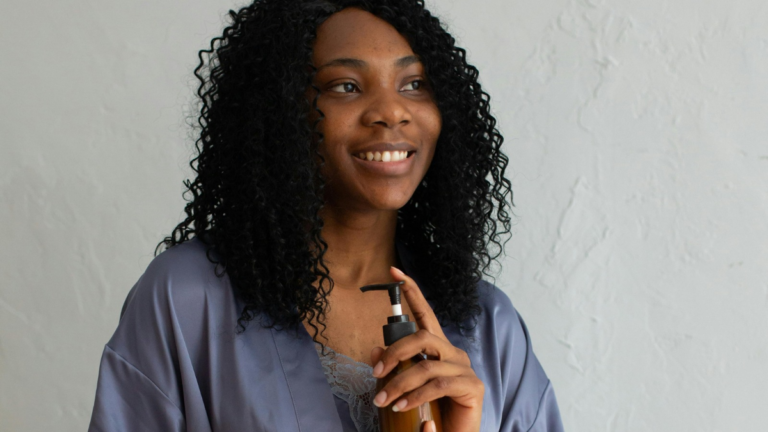 5 shampoos para cabelos cacheados que protegem a hidratação natural e cabem no bolso