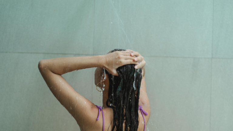 Lavar o cabelo todos os dias faz mal? O que dermatologistas revelam sobre o hábito em meio ao calor recorde