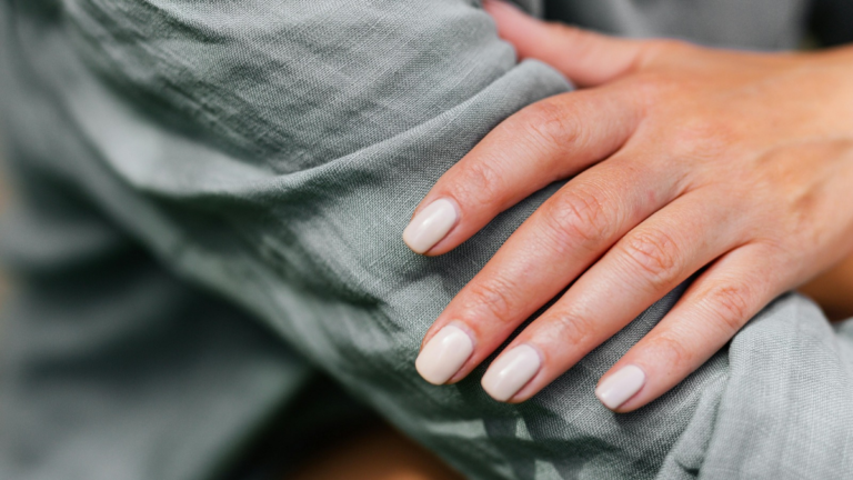 Abril ganha novas cores nas unhas: veja a paleta de esmaltes que promete dominar 2026