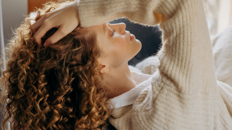 Cremes baratos ganham força e prometem cachos definidos em minutos; veja 5 opções que já viraram queridinhas