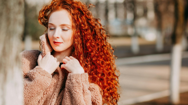 Cachos de novela sem estourar o orçamento: 3 cremes baratos que viraram queridinhos dos cabelos cacheados