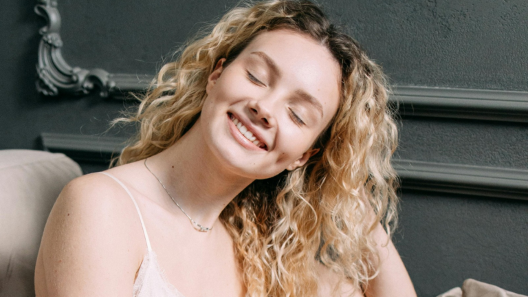 Trio econômico que salva os cachos: veja quais cremes fortalecem, nutrem e hidratam sem pesar no bolso