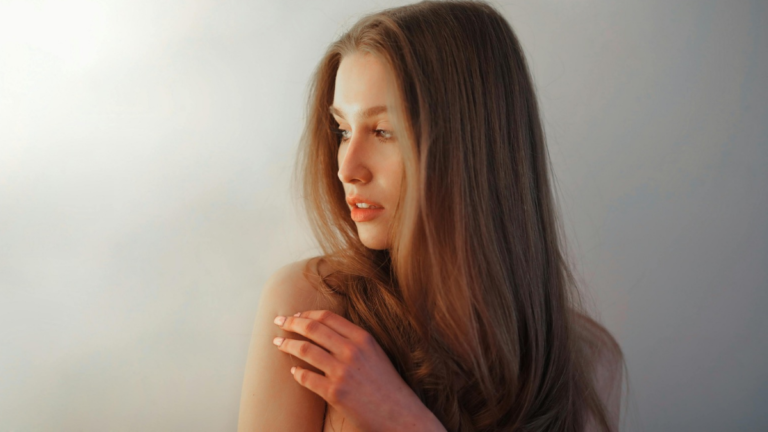 Cabelo saudável assume o centro das tendências e impulsiona visual natural neste outono