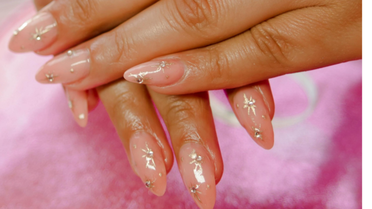 Unhas com pedras precisas estão voltando com tudo em 2026  e o motivo é pura nostalgia