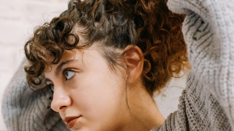 Cinco óleos leves ganham destaque na rotina de finalização e prometem cachos mais definidos e luminosos