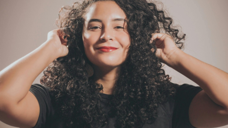 Curtos, práticos e cheios de atitude: cortes cacheados dominam tendências de 2026