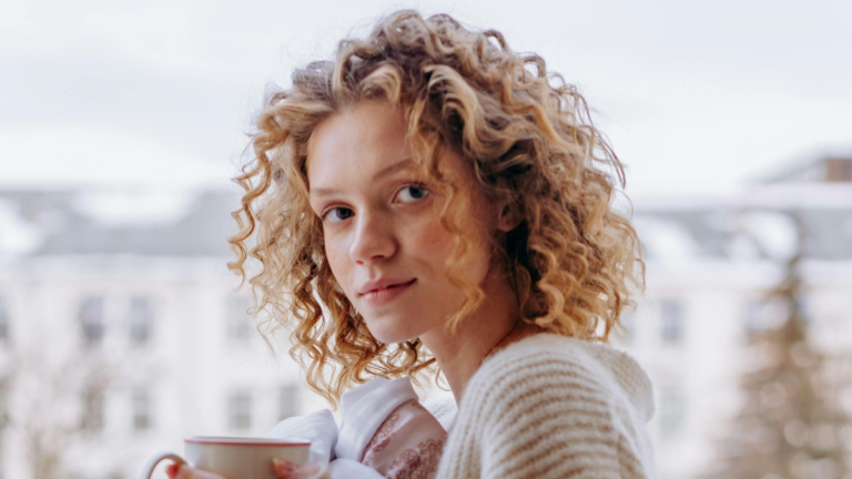 Febre entre cacheadas: 7 finalizadores que viraram assunto nas redes garantem brilho e definição