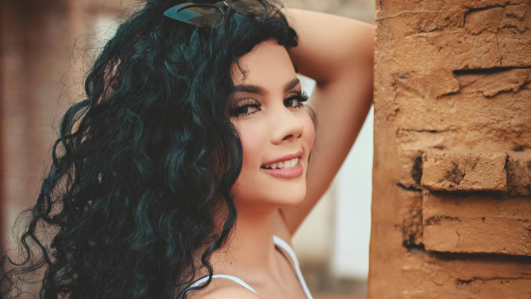 Cremes que fazem os cachos brilharem: veja 6 opções campeãs em hidratação e definição