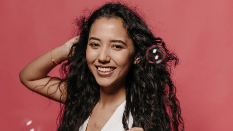 Alecrim, chá preto e óleo de rícino: solução natural ganha espaço para fortalecer e tonalizar cabelos fracos