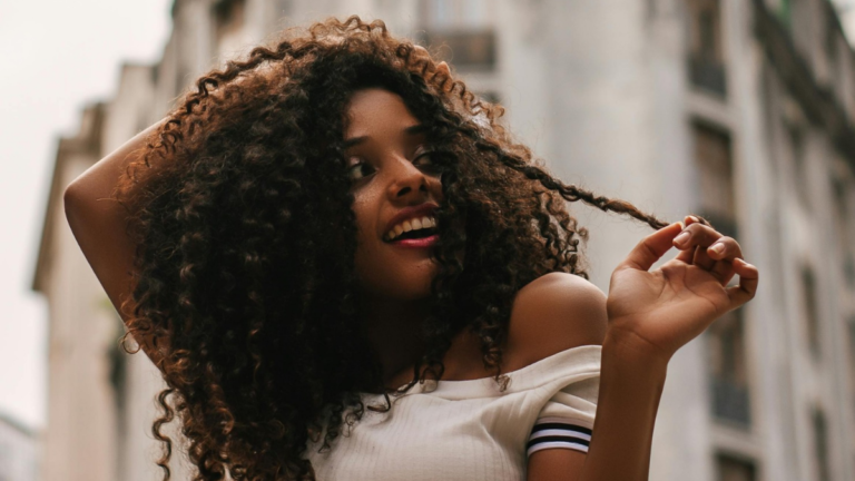 Crescimento dos cachos: 3 suplementos indicados por nutricionistas prometem fios mais fortes