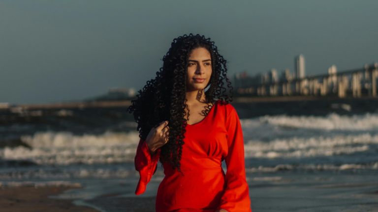 Marcas que viraram queridinhas dos cachos: Salon Line, Lola Cosmetics e Deva Curl dominam prateleiras e redes sociais
