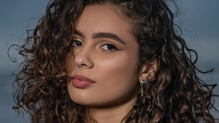 Manteigas vegetais conquistam cacheadas: veja como cronograma da Lola Cosmetics transformou os fios