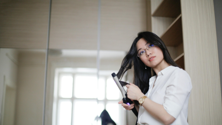 Como usar um modelador de cachos e conseguir ondas perfeitas sem sair de casa