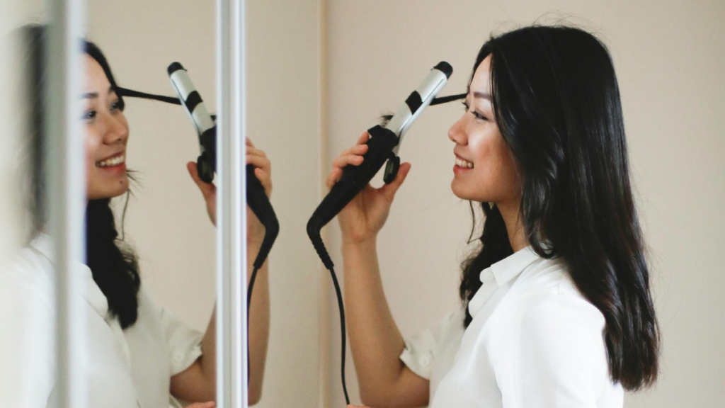 Como usar um modelador de cachos