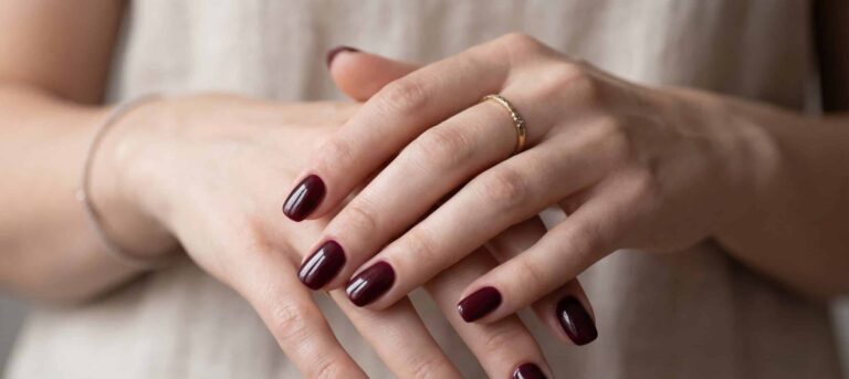 Esmaltes profundos ganham vez: 5 tons que fazem as mãos se destacarem sem esforço