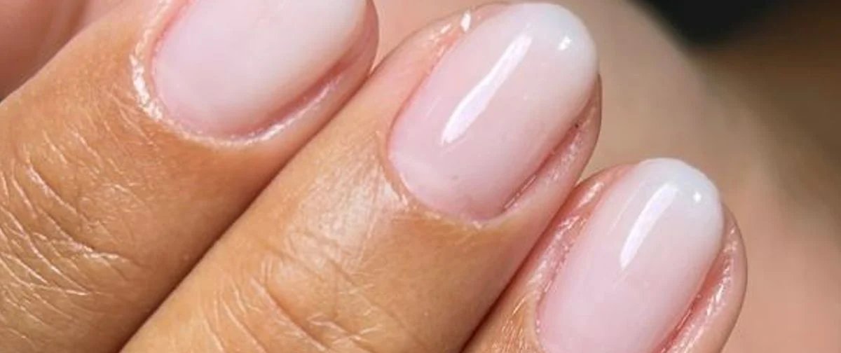 Tons terrosos, “milky nails” e azul petróleo: nail designer de Jade Picon detalha as unhas do Outono 2026 - Imagem do artigo