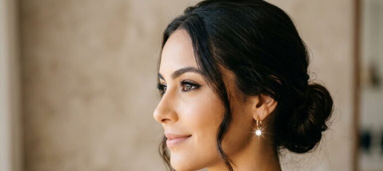 Brincos que refletem luz viram peça-chave dos looks elegantes em 2026