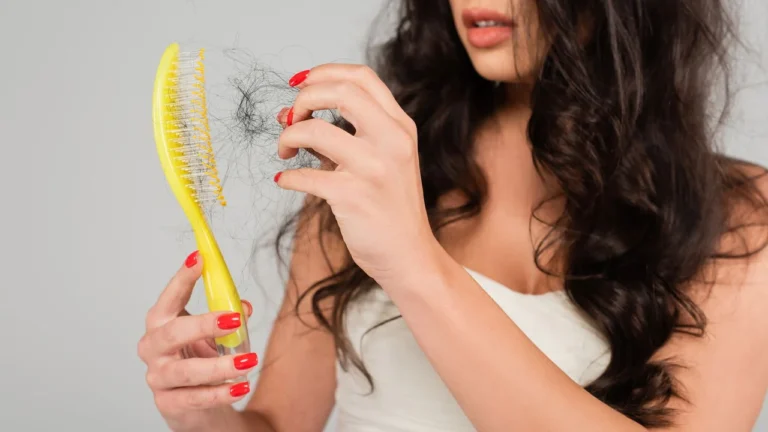 O seu cabelo está mais fraco e caindo? Identifique os sinais de queda