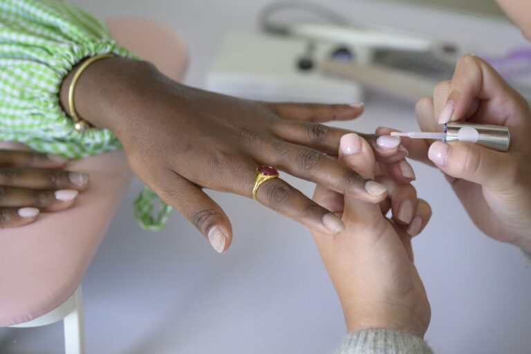 Suas unhas pedem pausa: por que intervalos entre manicures evitam danos, segundo dermatologistas