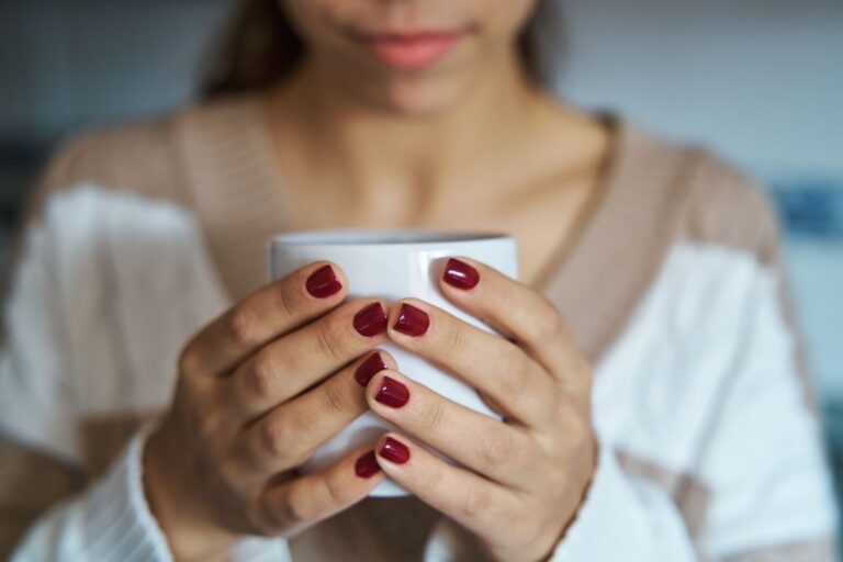8 cores de esmalte que favorecem qualquer tom de pele escolha sem medo