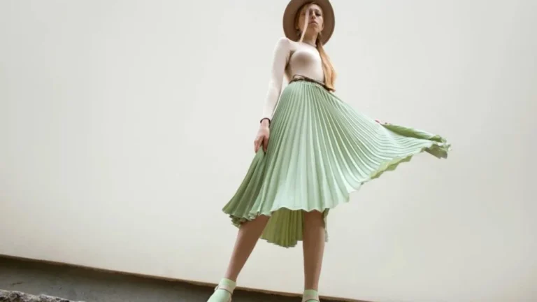 Vestidos em tons pastéis e tecidos fluidos prometem dominar os casamentos de 2026