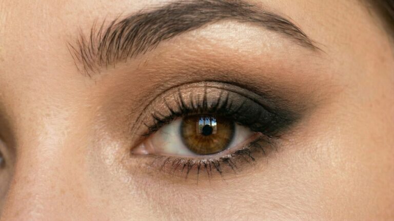 Truque da sombra marrom antes da preta garante esfumado impecável e olhar mais sofisticado