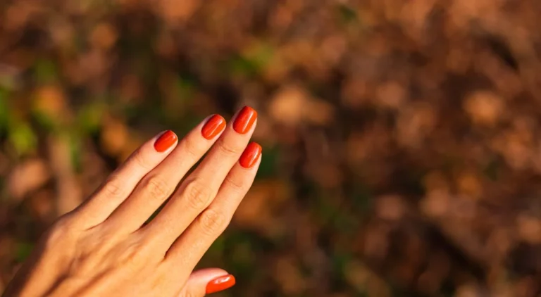 Outono 2026 promete manicure vibrante: Vogue aponta azul-meia-noite como estrela da estação