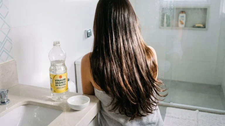 Vinagre branco devolve brilho e elimina resíduos do cabelo; veja como usar em segurança