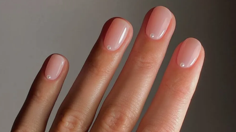 Soap nails: a manicure minimalista que viralizou no TikTok e promete unhas com brilho de “sabonete”