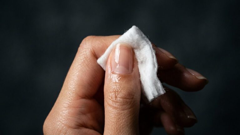 Truque simples das manicures faz esmalte resistir até 15 dias — mesmo em contato diário com água