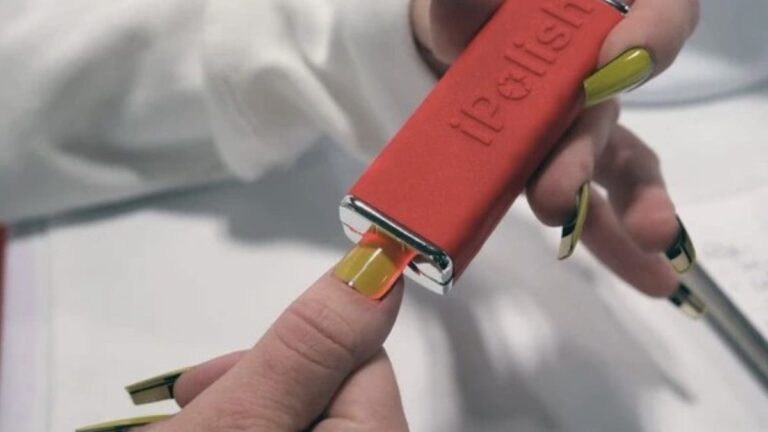 Unhas que mudam de cor em 5 segundos: novidade da CES 2026 promete aposentar o esmalte