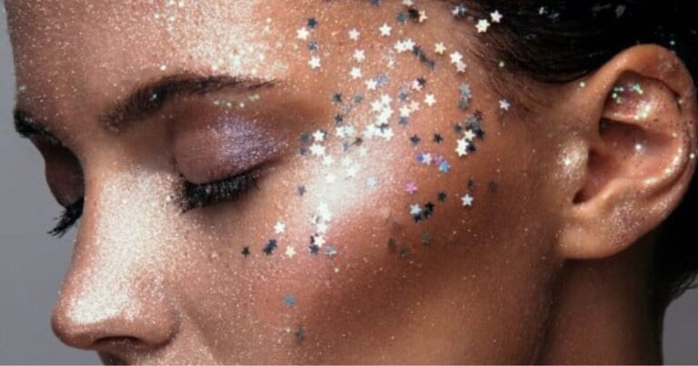 Glitter que não sai? Veja truques simples para limpar pele, cabelos, unhas e roupas após a folia de 2026