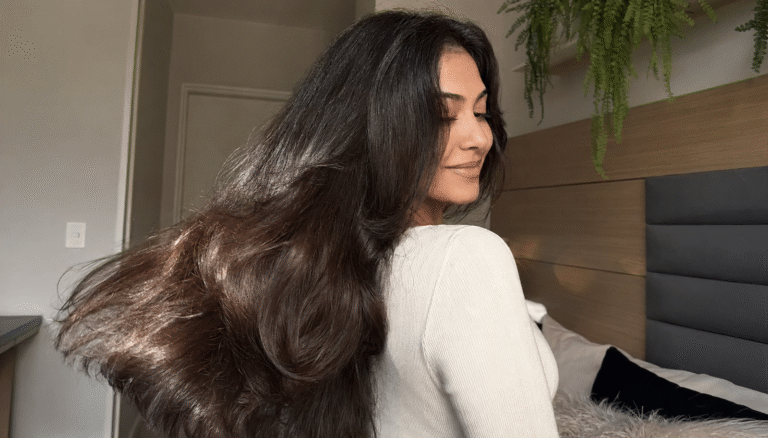 Pausa mensal no shampoo industrializado promete brilho intenso e fios mais saudáveis