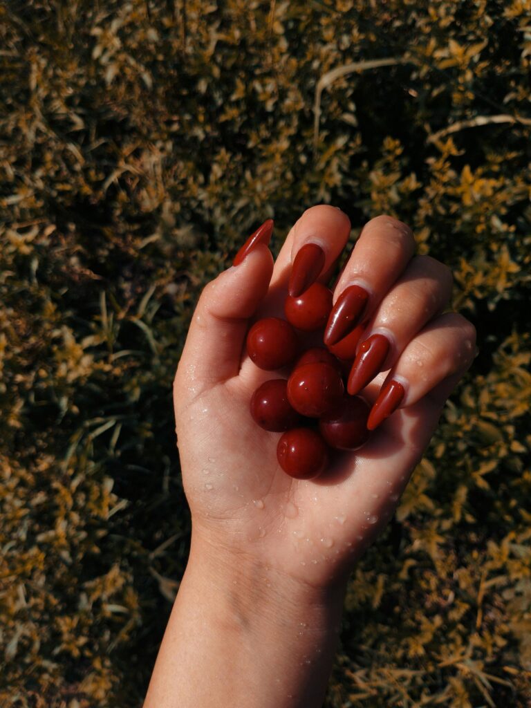Vermelho-cereja domina as manicures e promete elegância instantânea às unhas