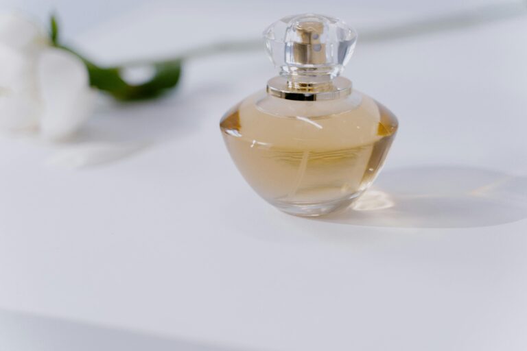 Perfumes brasileiros que enganam até especialistas: três fragrâncias nacionais já confundidas com essências francesas de luxo