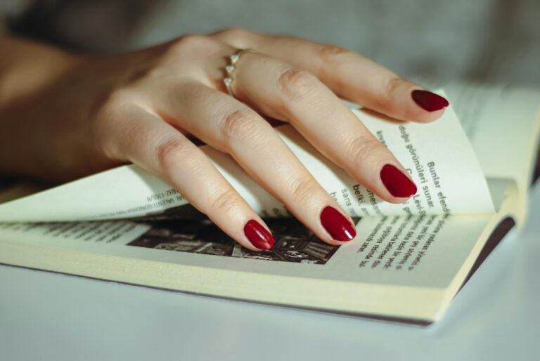 11 esmaltes que dominam as unhas vermelhas elegantes em 2026