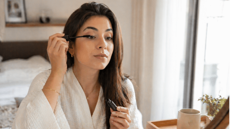 Cinco minutos e pronto: o passo a passo de maquiagem relâmpago para chegar ao trabalho com ar descansado